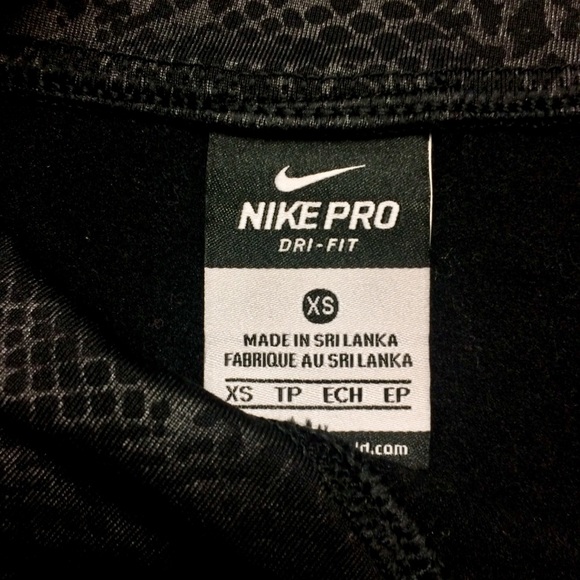 Nike Pro Hyperwarm Embossed Heights Vixen Top - Picture 5 of 7